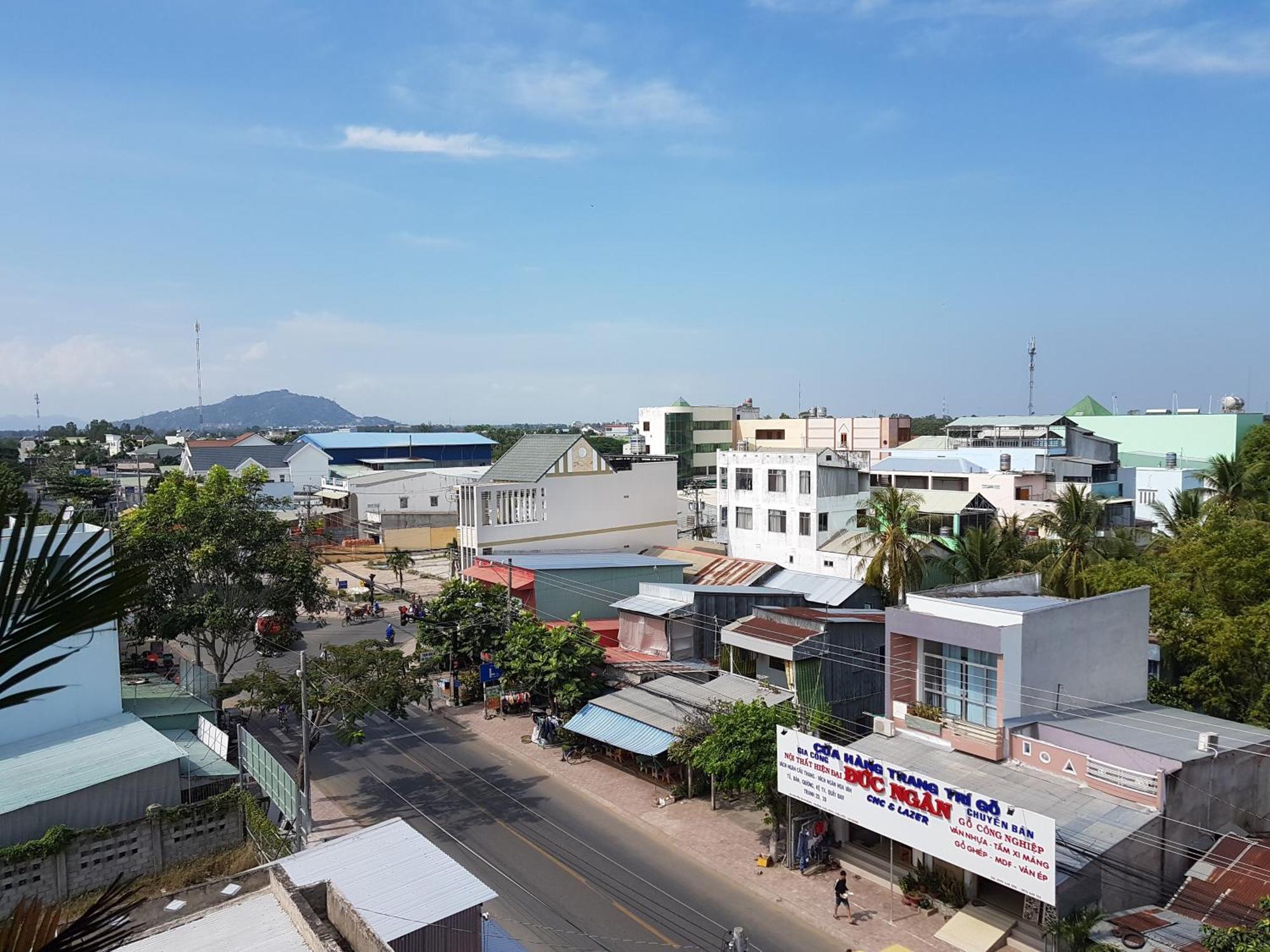 Hostel Dang Loi ホステルダンロイ Chau Doc Esterno foto