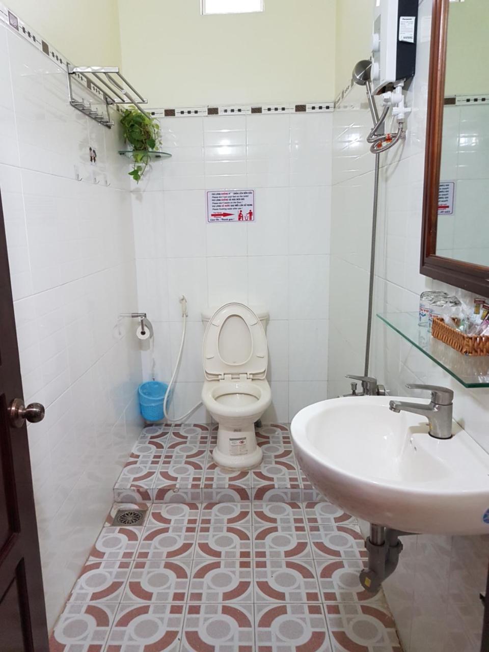Hostel Dang Loi ホステルダンロイ Chau Doc Esterno foto